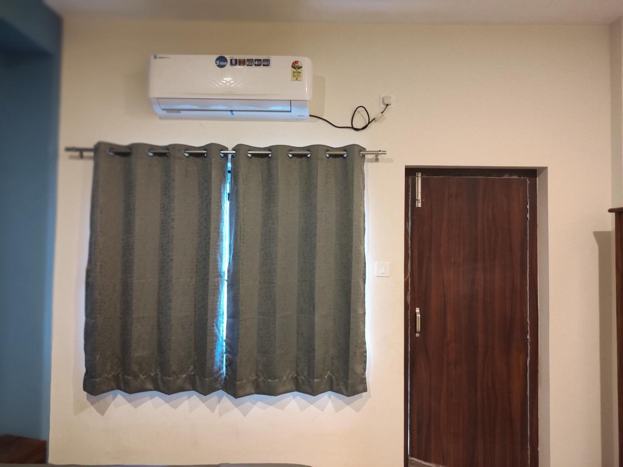 Tavasmi Hostel Puri Bagian luar foto