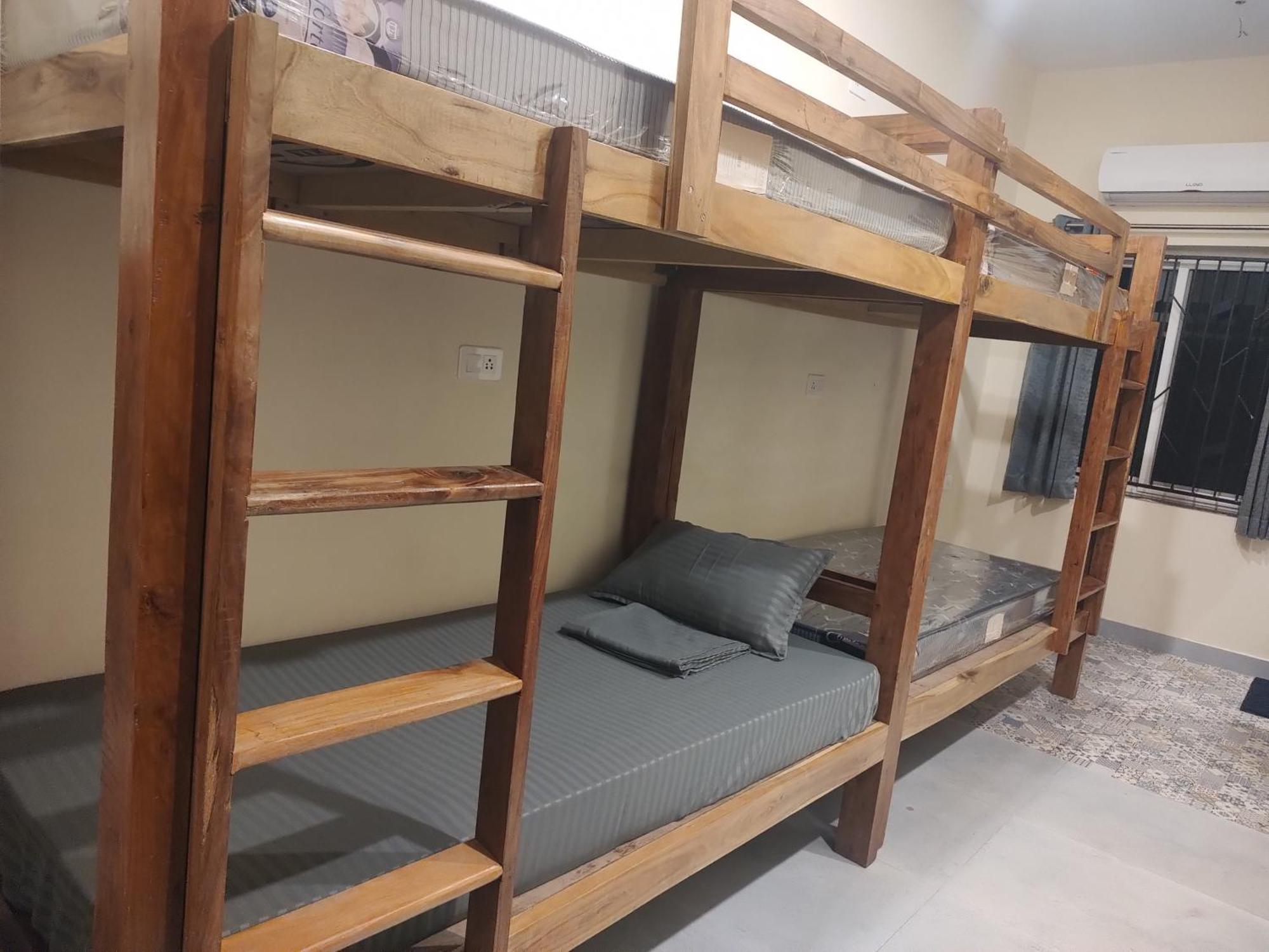 Tavasmi Hostel Puri Bagian luar foto