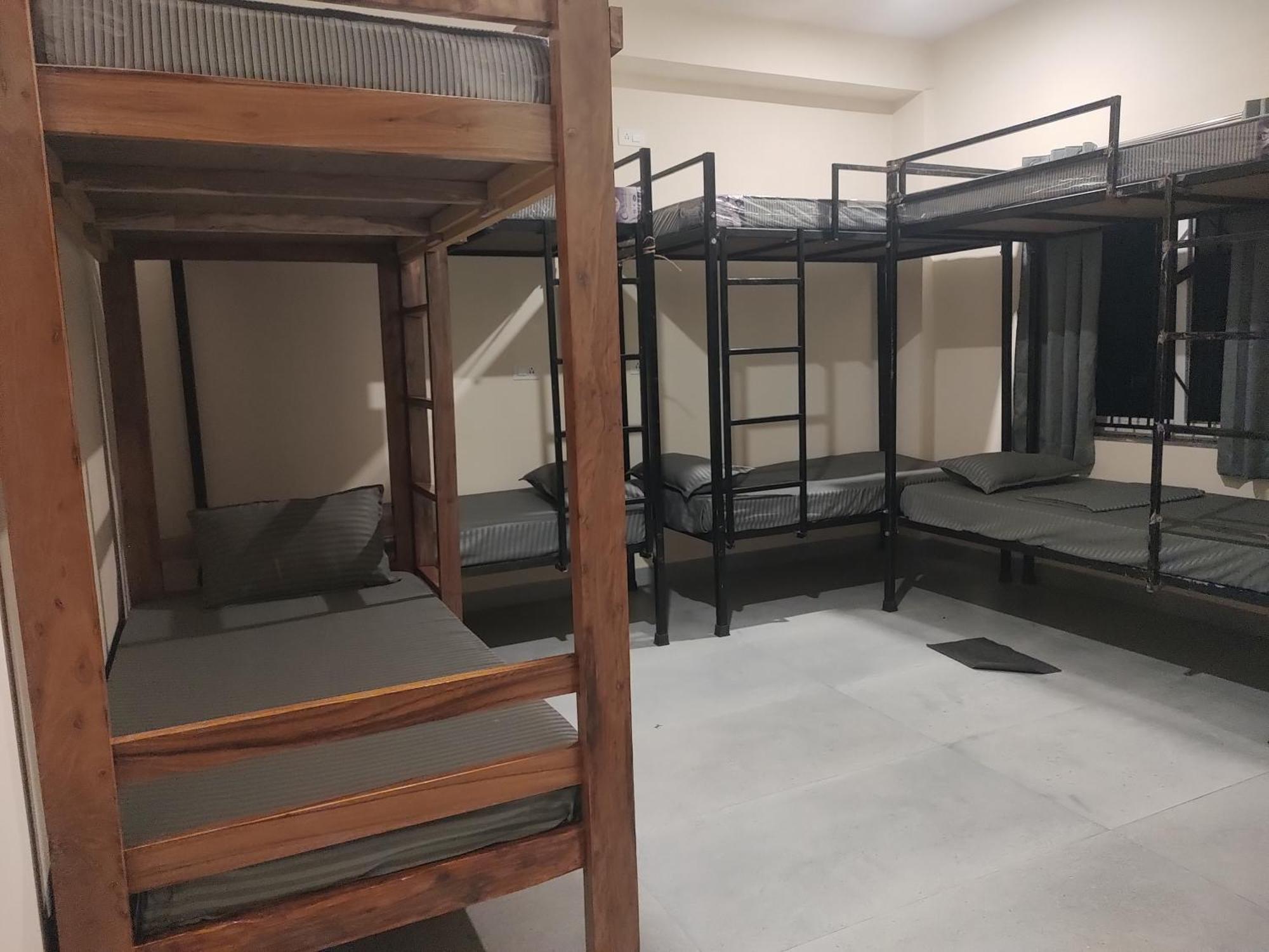 Tavasmi Hostel Puri Bagian luar foto