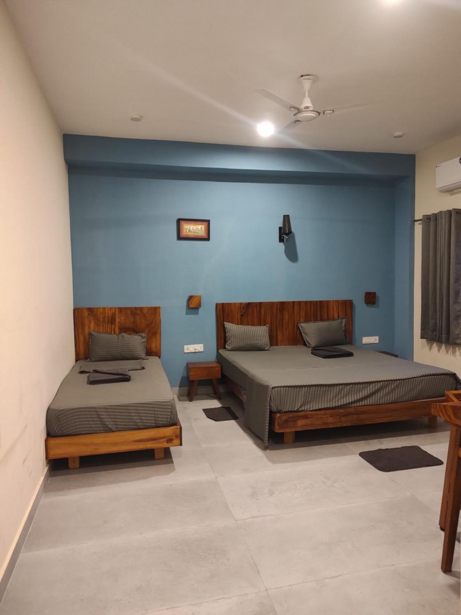 Tavasmi Hostel Puri Bagian luar foto