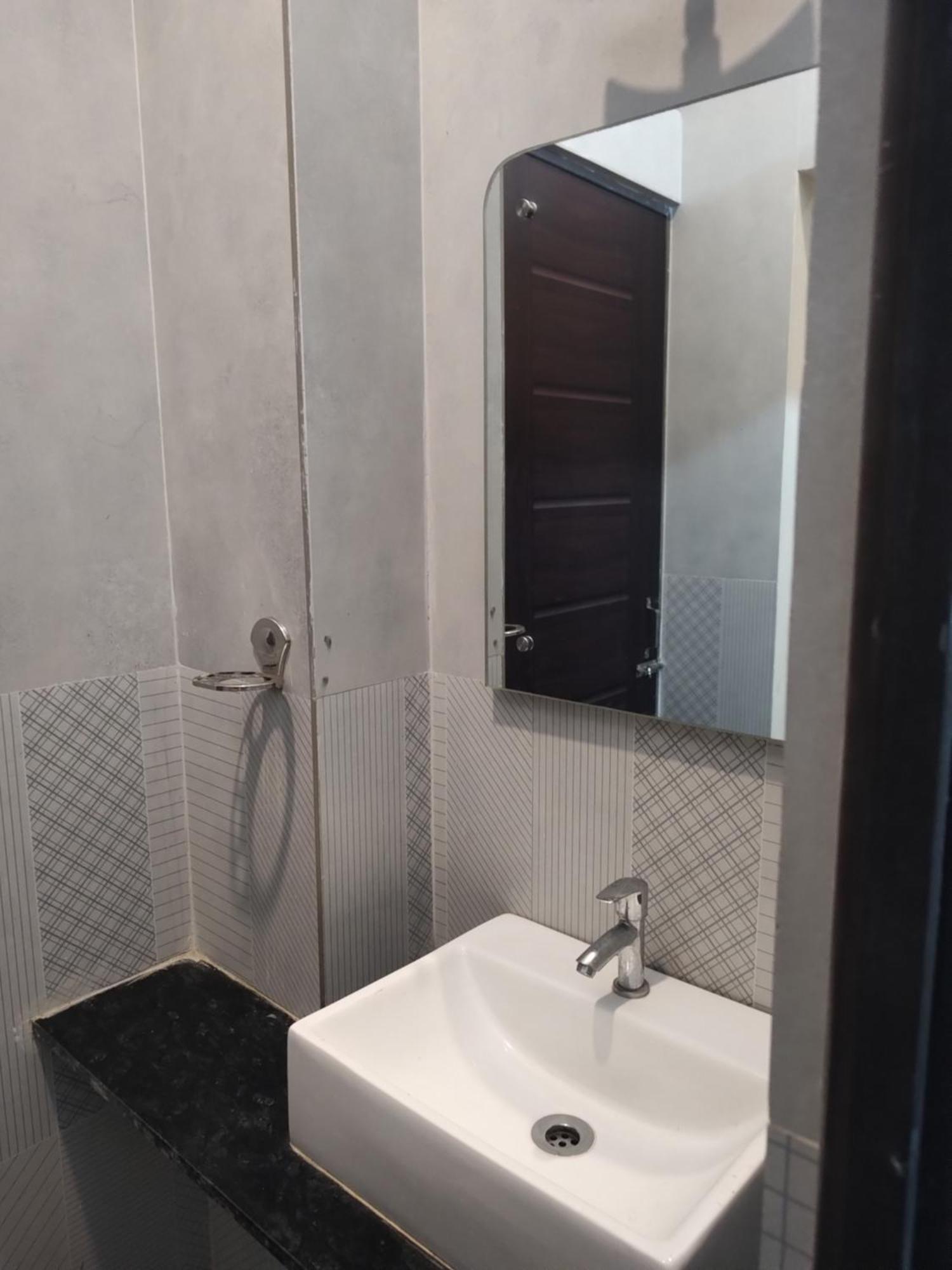 Tavasmi Hostel Puri Bagian luar foto
