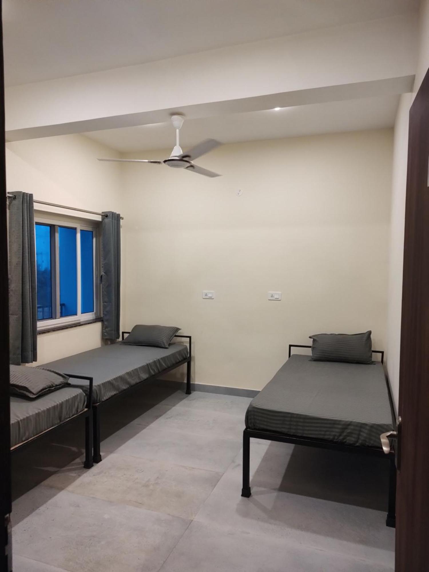 Tavasmi Hostel Puri Bagian luar foto
