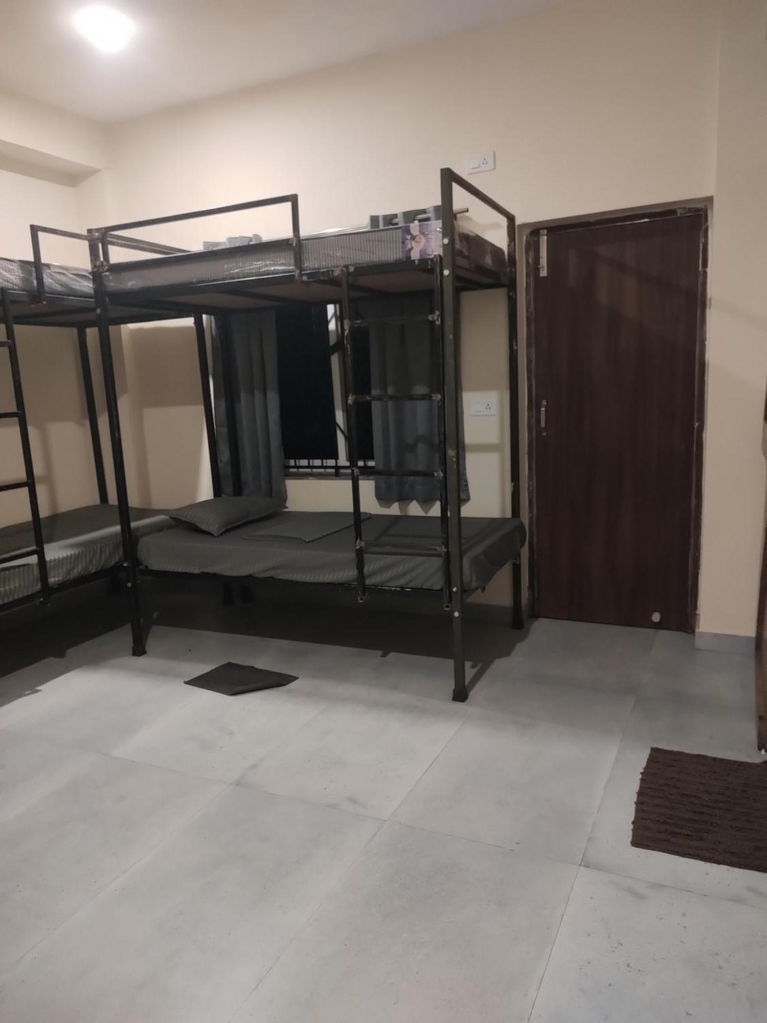 Tavasmi Hostel Puri Bagian luar foto