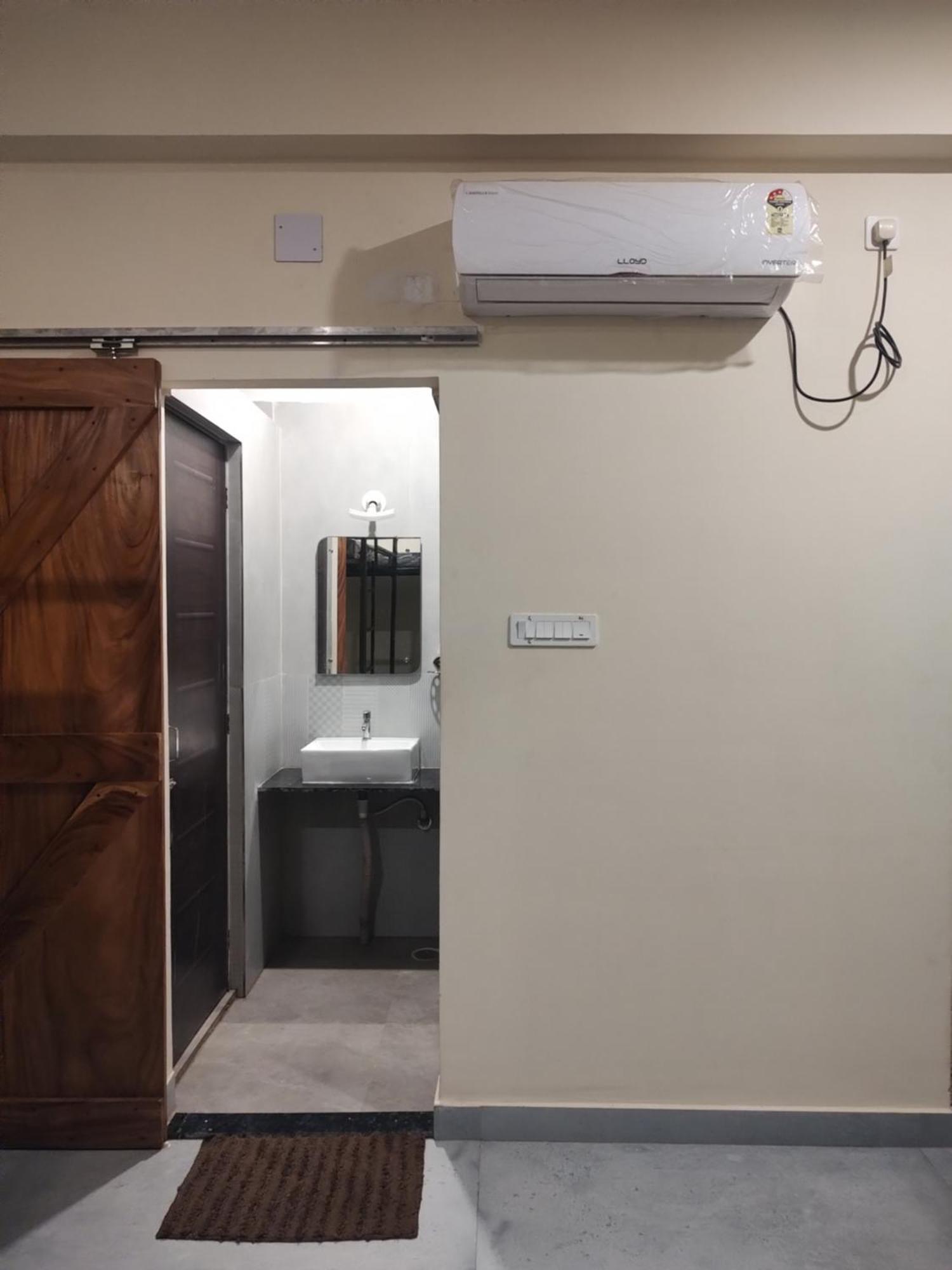 Tavasmi Hostel Puri Bagian luar foto